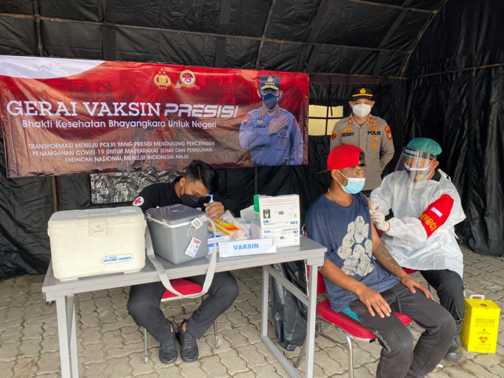 Puluhan ABK Hingga Pedagang di Muara Baru Dapat Vaksin Covid-19