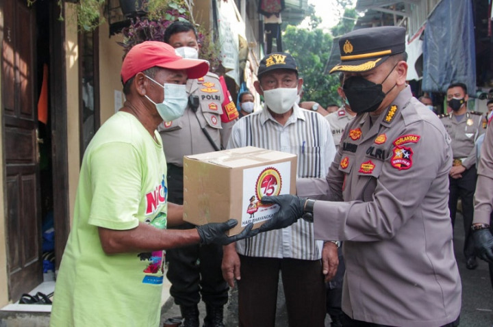 Buruh Lepas di Grogol Selatan Dapat Ratusan Paket Sembako