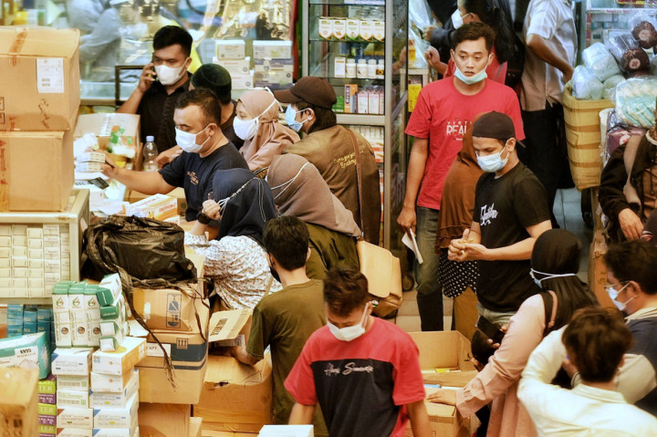 Covid-19 Melonjak, Penjualan Vitamin dan Tabung Oksigen di Pasar Pramuka Meningkat