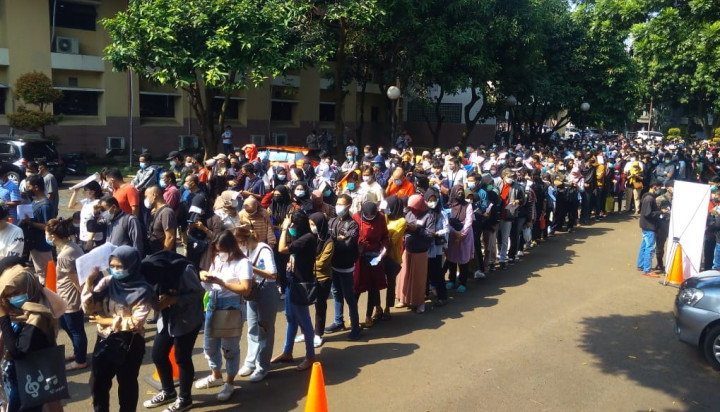 Peserta Vaksinasi Covid-19 di Kota Tangerang Membeludak, Warga Rebutan Masuk