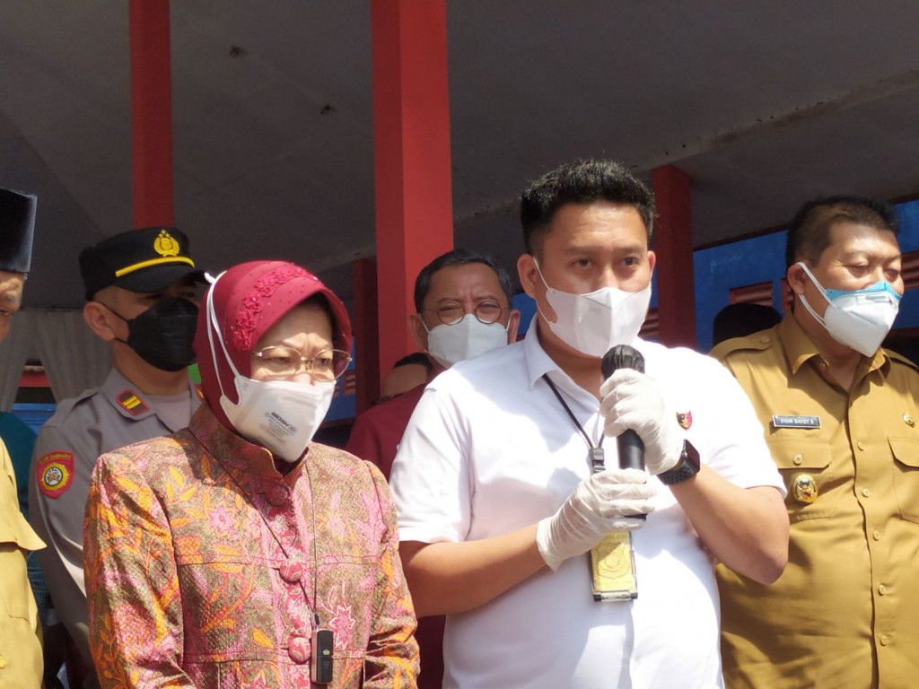 Kasatreskrim Polres Malang, AKP Donny K Baralangi, bersama Menteri Sosial (Mensos), Tri Rismaharini, di Balai Desa Kanigoro, Kecamatan Pagelaran, Kabupaten Malang, Jawa Timur, Selasa 29 Juni 2021. Medcom.id/Daviq Umar Al Faruq