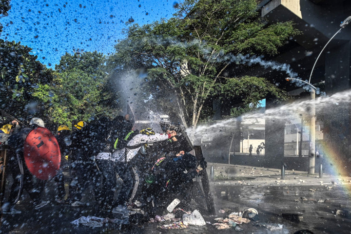 Foto: Aksi Protes Kenaikan Pajak di Kolombia Ricuh