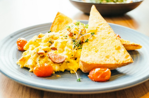 Scrambled egg adalah menu makanan praktis yang paling sering diincar pengunjung saat breakfast di hotel. (Foto: Ilustrasi. Dok. Freepik.com)