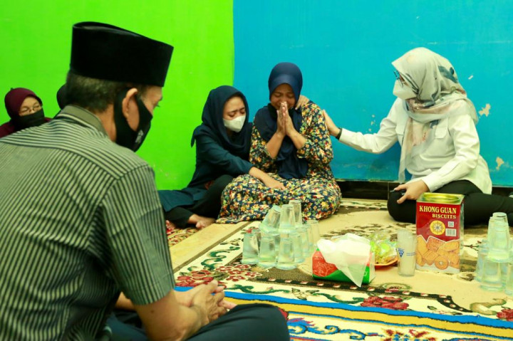 Bupati Banyuwangi Takziah ke Rumah Korban KMP Yunice