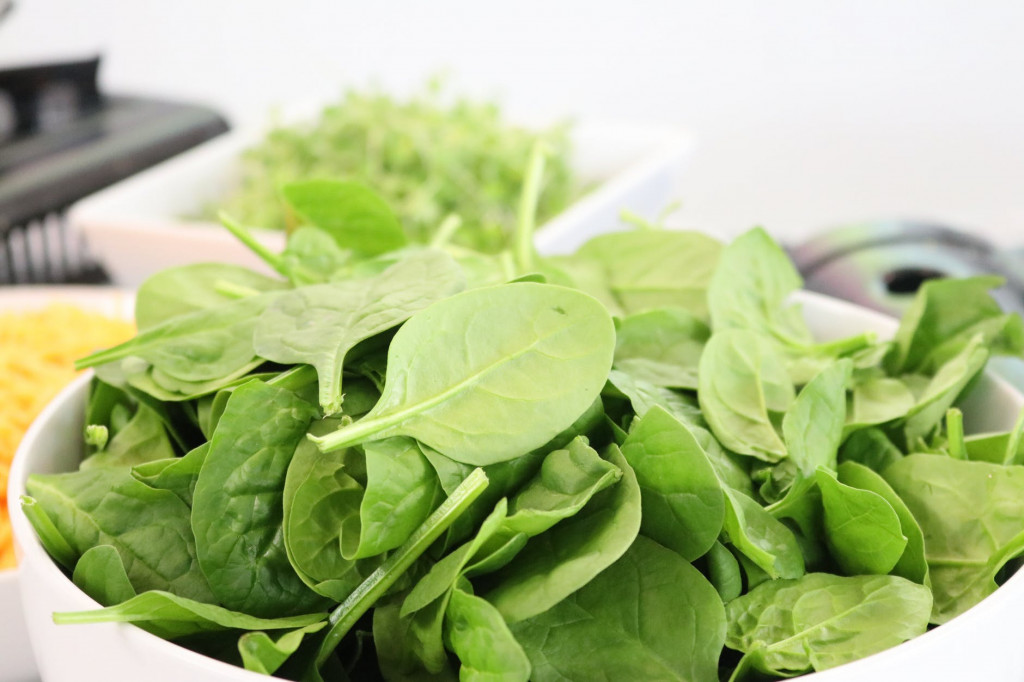 Bayam terkenal dengan kandungan vitamin A-nya, tetapi juga merupakan sumber zat besi yang berharga. (Ilustrasi. Foto: Pexels)