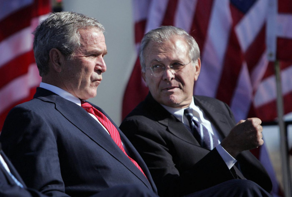 Mantan Menhan AS Donald Rumsfeld (kanan) saat bersama mantan Presiden George W Bush. Foto: AFP