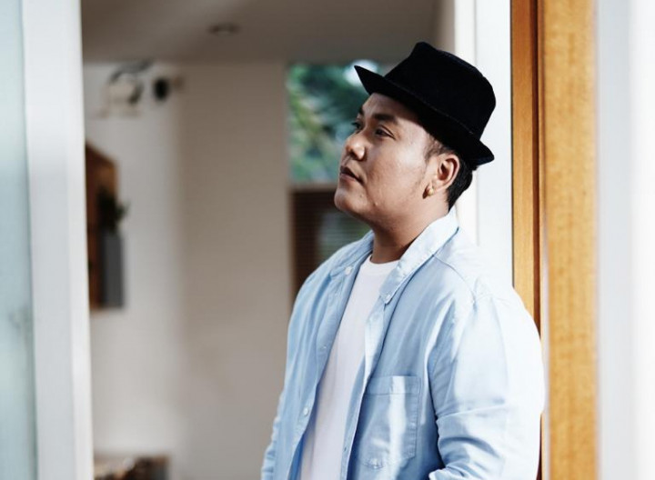 Perihnya Cinta Jarak Jauh di Lagu Terbaru Denis Chairis