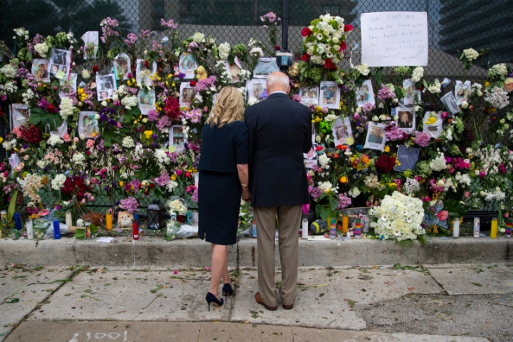 Biden Hibur Keluarga Korban Bangunan Roboh di Florida