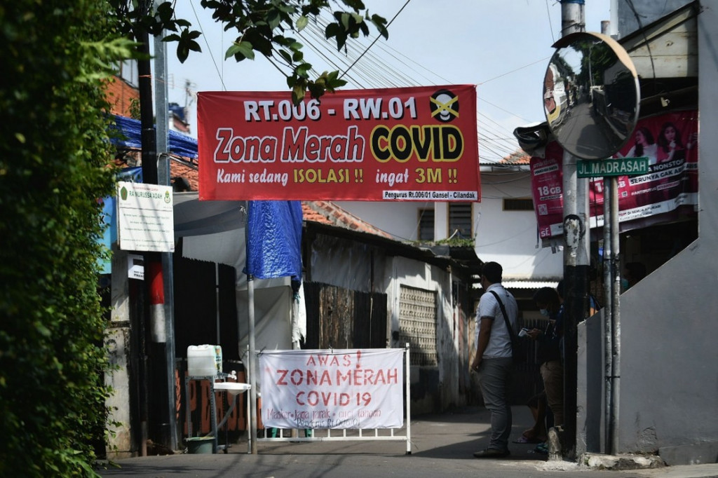 Lockdown mini diberlakukan di daerah Gandaria. (Foto: MI/Andri Widiyanto)
