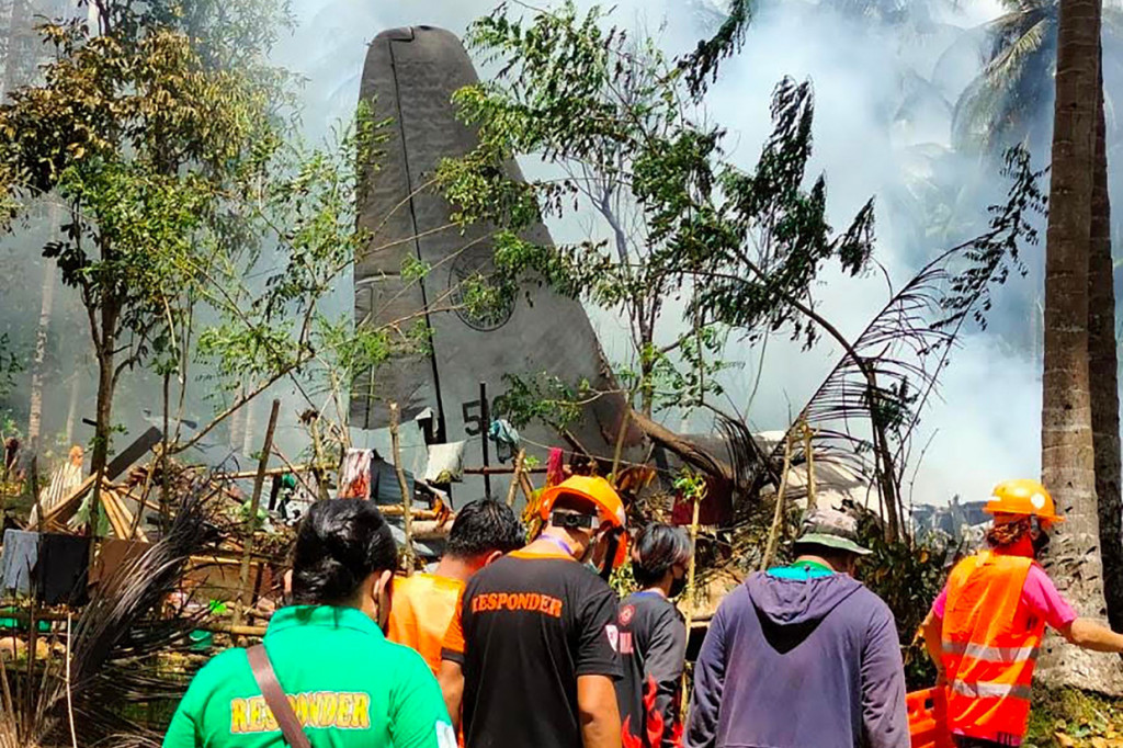 Pesawat Hercules C-130 Militer Filipina Jatuh, 17 Orang Meninggal