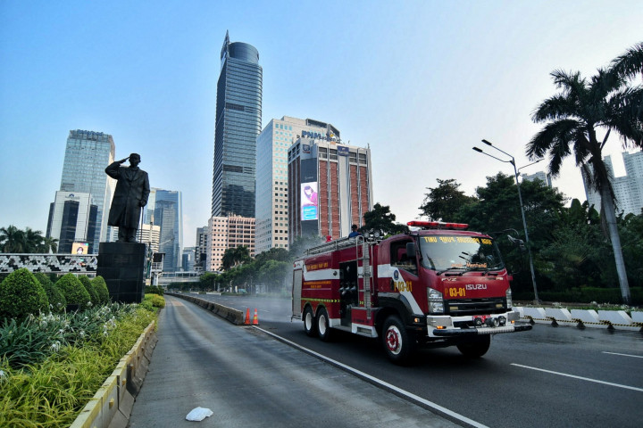 Foto: Jalanan Ibu Kota Disemprot Disinfektan