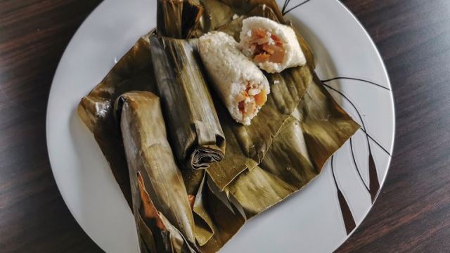 Ini tips membuat lontong isi oncom yang bisa kamu coba. (Foto: Dok. Endeus)