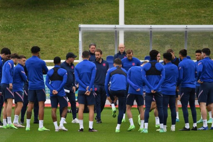 Mourinho Minta Inggris Jangan Main dengan Tiga Bek Lawan Denmark