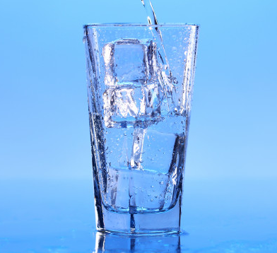 Ini Lho Manfaat dan Risiko Minum Air Dingin