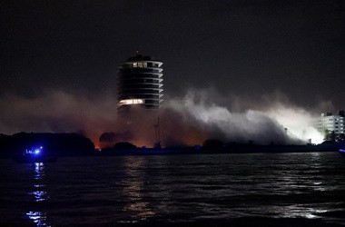 Sisa Gedung Roboh di Florida Dihancurkan, 120 Orang Masih Hilang