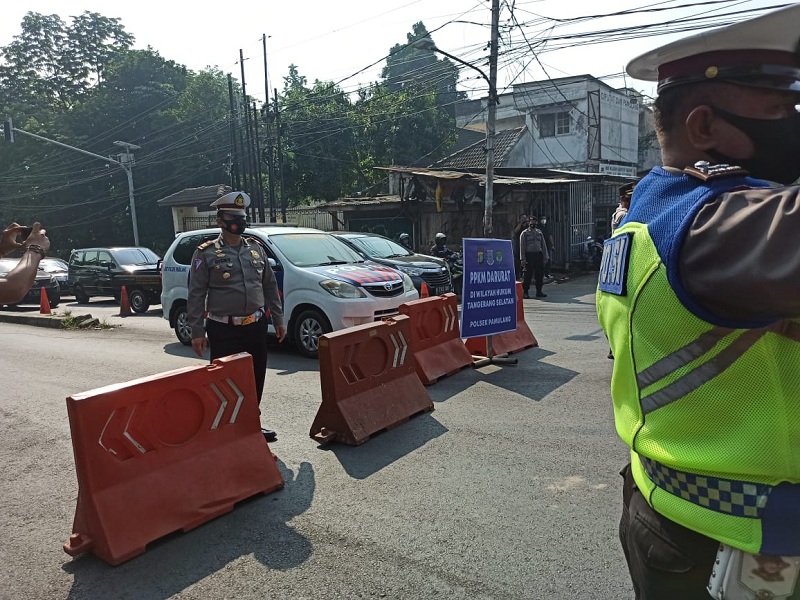 Penyekatan di perbatasan Tangsel-Depok di Jl RE Martadinata, Pondok Cabe, Tangsel. Medcom.id/Farhan D