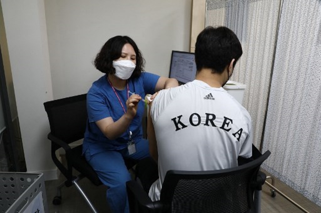 Seorang atlet judo menerima suntikan vaksin Covid-19 di Seoul, Korsel pada 29 April 2021. (Chung Sung-Jun / POOL / AFP)