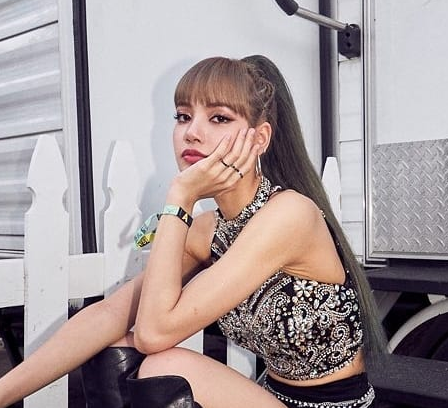 Lisa BLACKPINK merupakan idol K-Pop yang paling sering menggunakan ponytail untuk gaya rambutnya saat manggung. (Foto: Dok. Instagram/@lalalalisa_m)