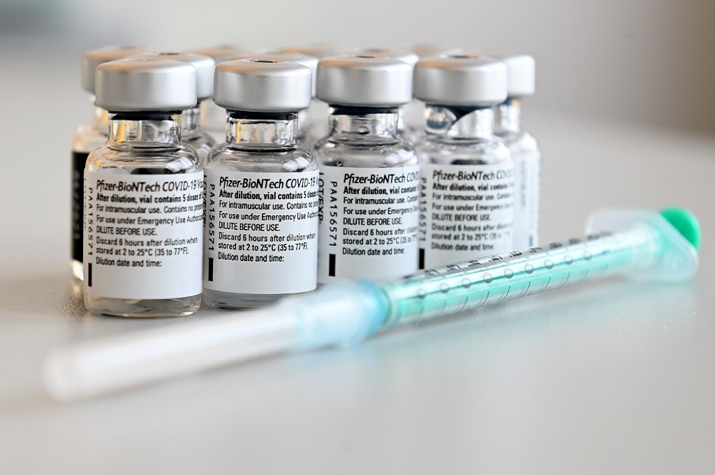 Vaksin covid-19 buatan Pfizer-BioNTech. (AFP)
