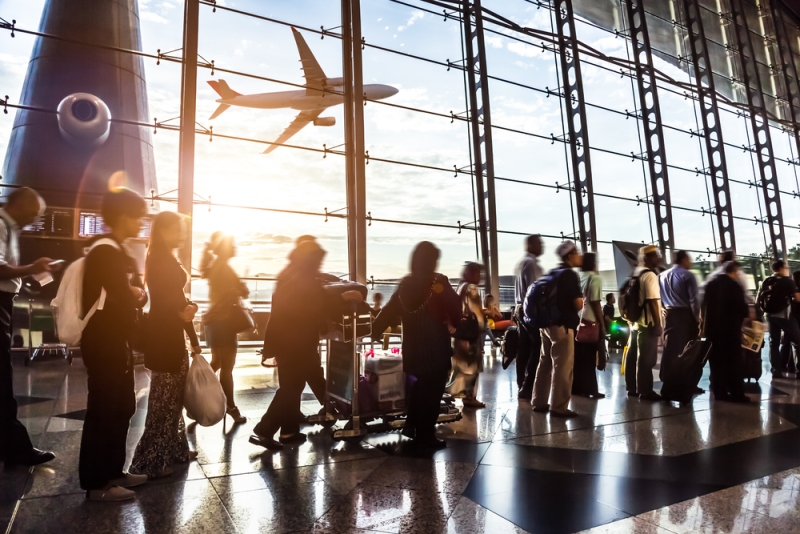Ilustrasi penumpang pesawat mengantre saat boarding pass - - Foto: dok Shutterstock