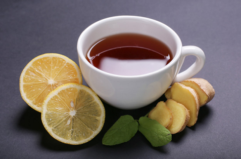 Air lemon sangat tinggi vitamin C yang memperkuat kekebalan dan jahe segar kaya akan antioksidan yang melawan peradangan. (Foto: Ilustrasi. Dok. Freepik.com)