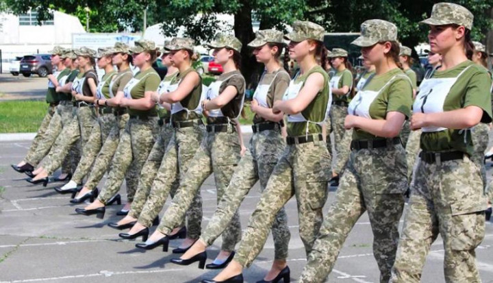 Tentara Perempuan Ukraina Latih Berbaris Gunakan Sepatu Hak Tinggi