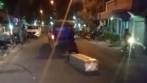 Viral, Peti Jenazah Pasien Covid-19 Jatuh Terlempar dari Ambulans