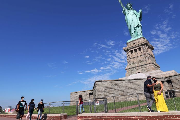 Warga Amerika Serikat menikmati Patung Liberty di tengah pandemi covid-19. Foto: Dok/AFP