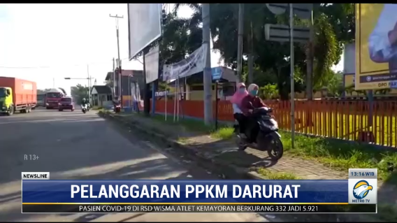 Ealah, Pengendara Nekat Naik Trotoar untuk Tembus Blokade di Pati