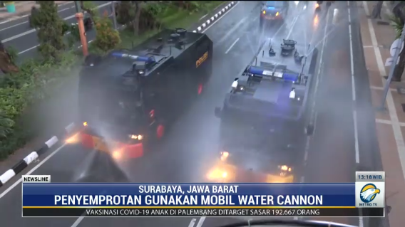 Water Canon Seliweran Semprot Disinfektan di Jalanan Surabaya