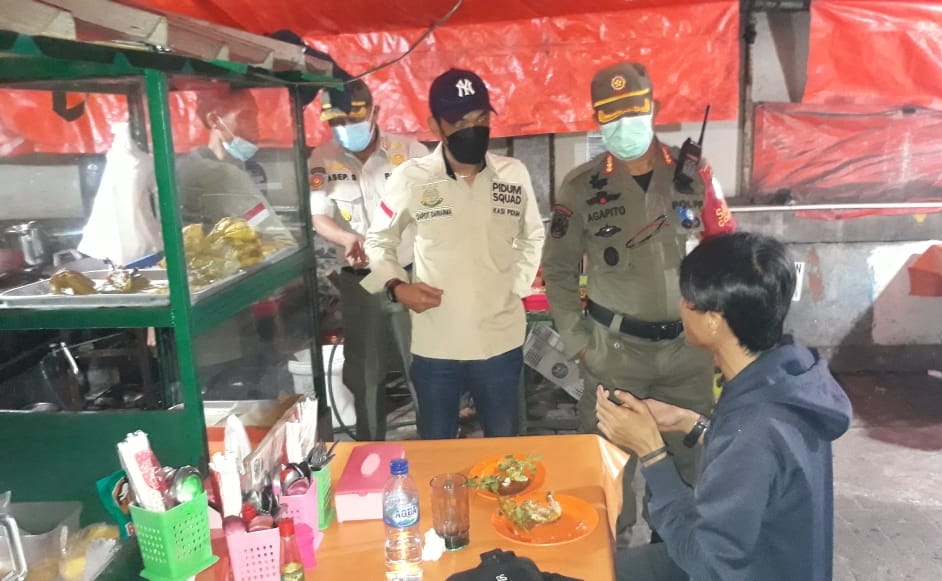  Puluhan PKL di Kota Tangerang yang melanggar penerapan PPKM darurat diberi sanksi denda dan penyitaan barang dagangan. Medcom.id/ Hendrik Simorangkir