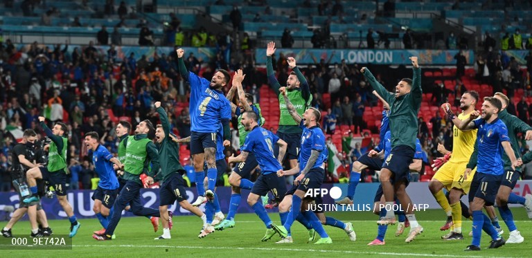Pemain Italia bersorak setelah menyingkirkan Spanyol di Piala Eropa (AFP/Justin Tallis)
