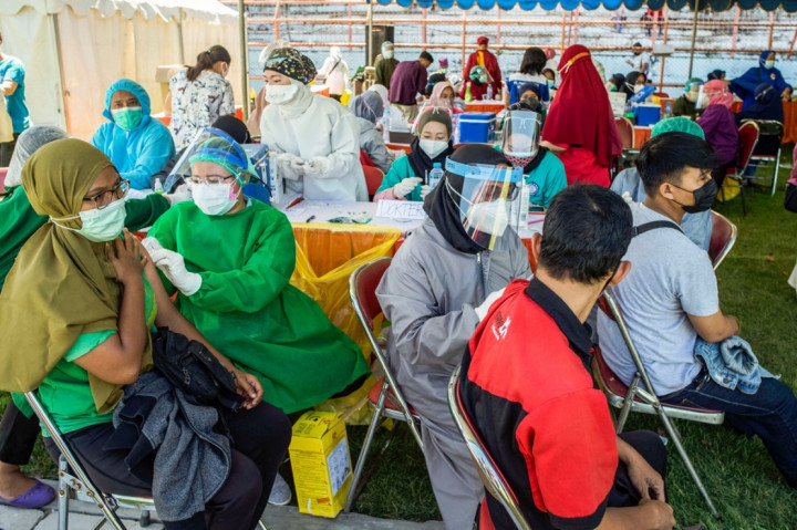 Terpopuler Foto: Vaksin Massal di Stadion Gelora 10 November Tambaksari hingga Pertemuan Menlu RI-Rusia