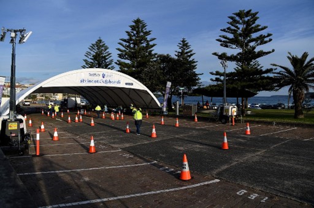 Tenaga kesehatan menanti kedatangan warga yang hendak melakukan tes Covid-19 di Sydney, Australia, 6 Juli 2021. (Bianca De Marchi / AFP)