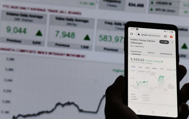 Ilustrasi investor sedang mengamati grafik IHSG hari ini - - Foto: Antara/ Hafidz Mubarak