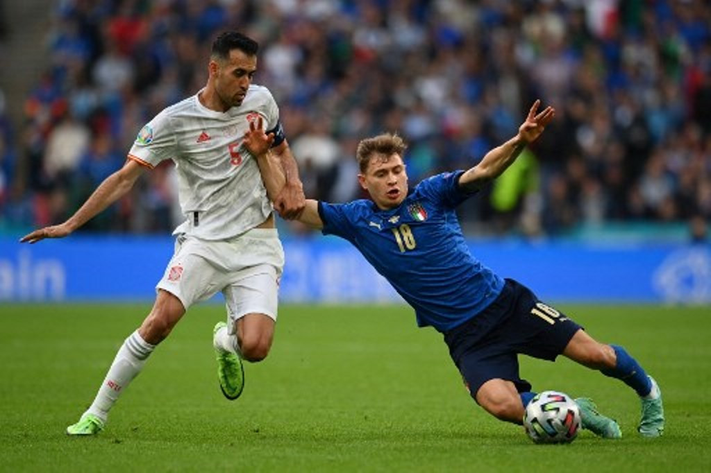 Sergio Busquets (kiri). (Foto: AFP/Andy Rain)