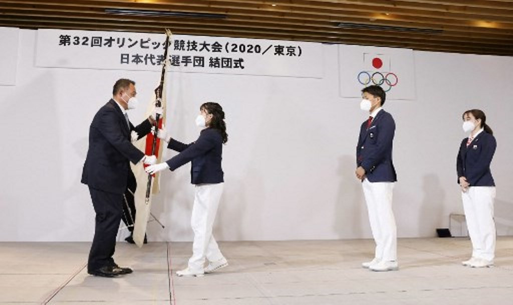Jepang Olimpiade, Tuntutan Kejaksaan Perancis Terhadap Ketua Olimpiade ..., Monumen cincin olimpiade terlihat di depan kantor pusat komite olimpiade jepang (joc) dekat stadion nasional di tokyo, jepang, rabu (23/6/2021).