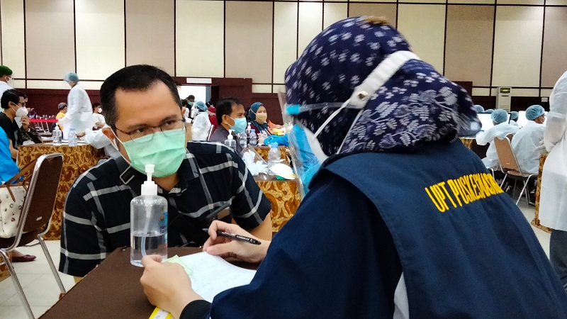   Petugas saat melakukan cek kesehatan terhadap peserta vaksin covid-19 di kampus Itenas, Kota Bandung, Rabu 7 Juli 2021.