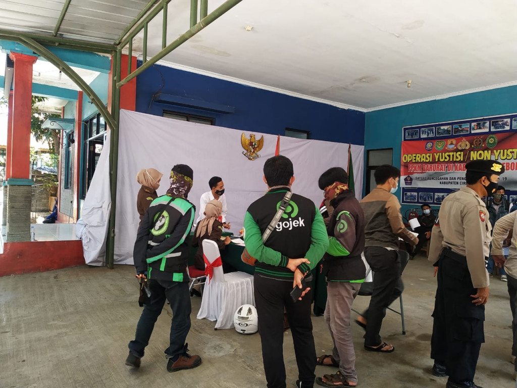 Sejumlah Ojol terjaring razia yustisi prokes PPKM darurat di Cirebon. Medcom.id/Ahmad R