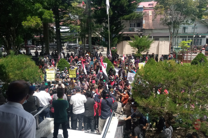 Aliansi Masyarakat Tutup TPL Geruduk Gedung DPRD Tapanuli Utara