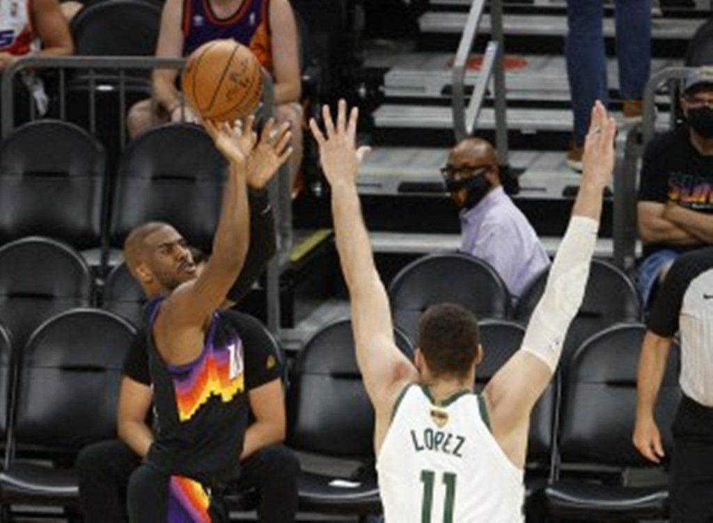 Chris Paul (kiri). (Foto: AFP/Christian Petersen)