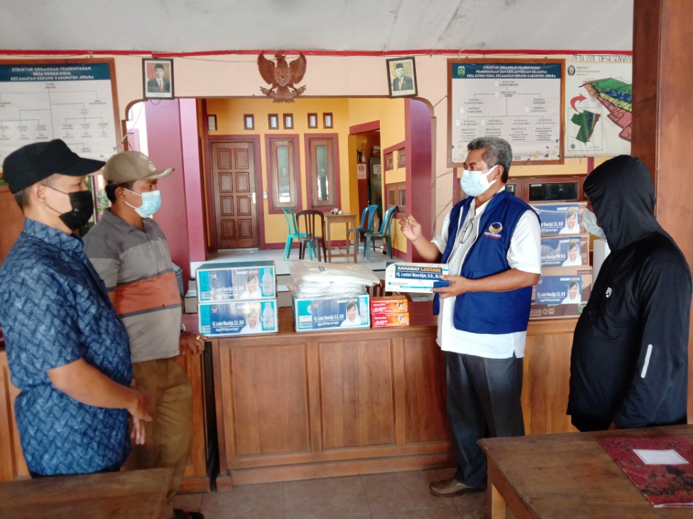 Ketua DPD Partai NasDem, Pratikno, menyerahkan bantuan untuk Satgas Jogo Tonggo dari Lestari Moerdijat. Medcom.id/ Rhobi Shani.