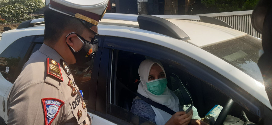 Penyekatan pelaku perjalanan di Jepara. Medcom.id/ Rhobi Shani