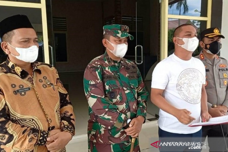 Bupati Tapanuli Tengah, Bakhtiar Ahmad Sibarani (baju putih) saat melakukan konferensi pers. ANTARA/ Jason