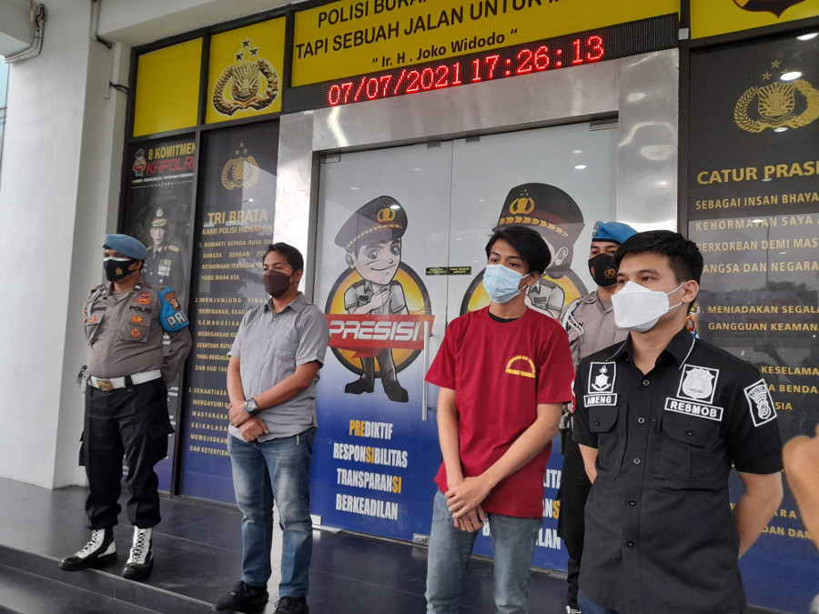 Polisi melakukan konferensi pers penangkapan pria mengaku kerabat jenderal saat terjaring razia protokol kesehatan di Mapolres Tangerang Selatan, Rabu, 7 Juli 2021. Medcom.id/ Farhan Dwitama