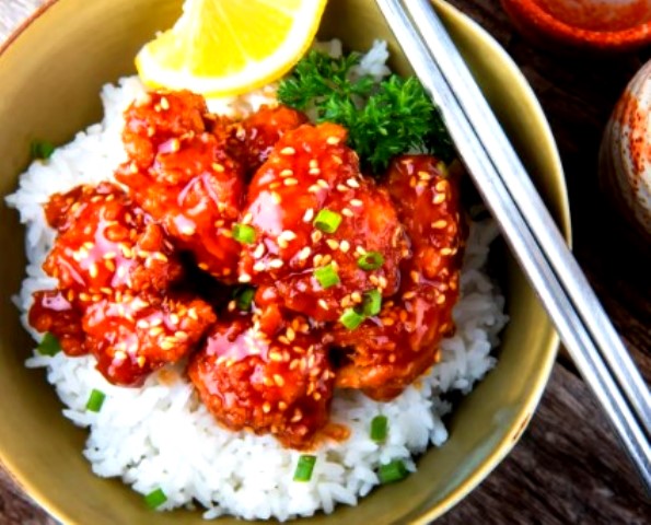 Begini cara membuat korean spicy chicken rice bowl. (Foto: Dok. Endeus)
