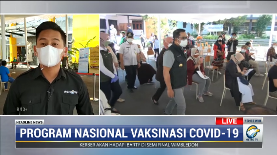 Gubernur Jawa Barat (Jabar) Ridwan Kamil memantau vaksinasi covid-19 massal di Institut Teknologi Nasional (Itenas) Bandung. Metro TV