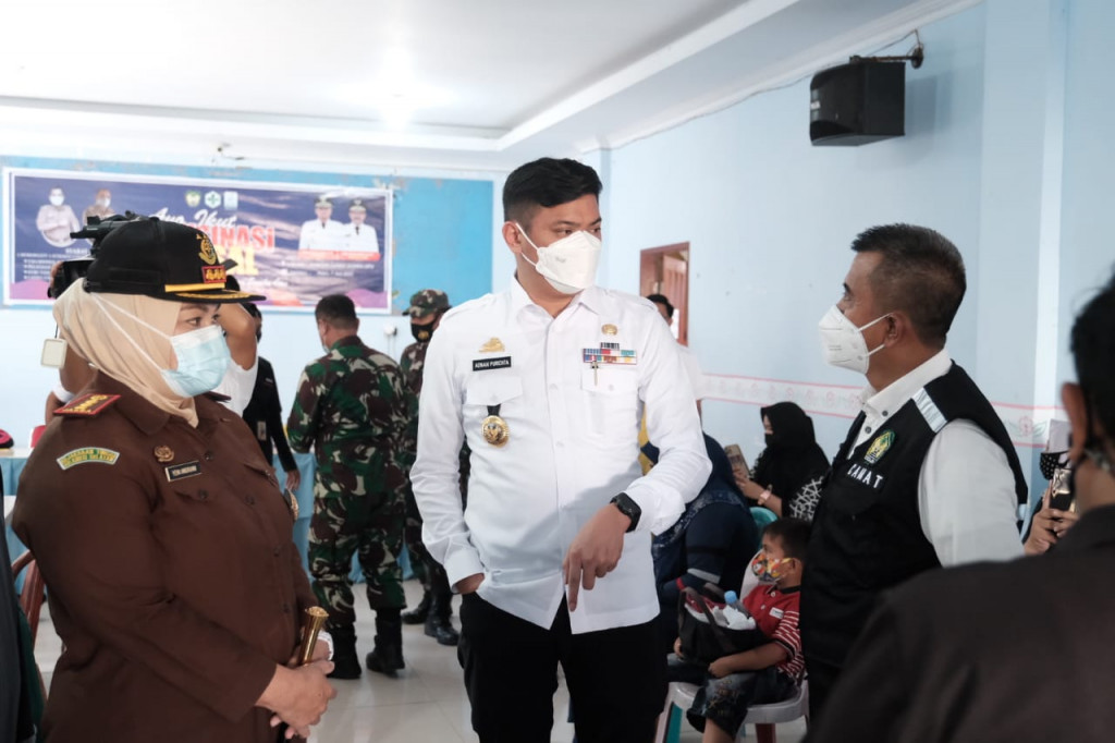  Bupati Gowa, Adnan Purichta Ichsan, saat mantau vaksinasi untuk masyarakat umum, Rabu, 7 Juli 2021. Medcom.id/ Muhammad Syawaludin 