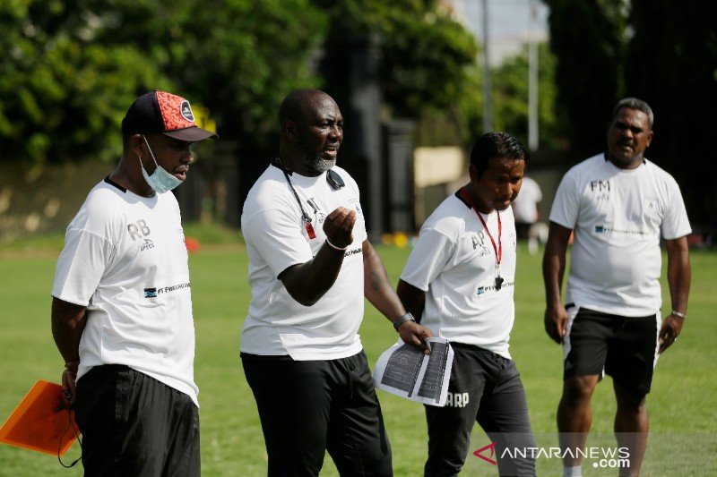 Pelatih Persipura Jacksen F. Tiago (kedua kiri) (ANTARA News Papua/HO-Media Officer Persipura Jayapura)