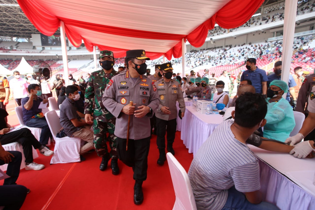 Kapolri Jenderal Listyo Sigit Prabowo bersama Panglima TNI Marsekal Hadi Tjahjanto meninjau vaksinasi massal di SUGBK, Senayan, Jakarta Pusat. Foto: Istimewa
